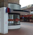 Kenmerkend zijn de zeer ver uitstekende ronde betonnen luifels.
<br/>
Richard Keijzer, 2014-09-07